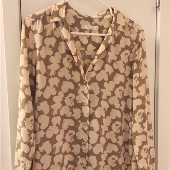 Equipment silk top sz S tan with pink hearts - Picture 3 of 6